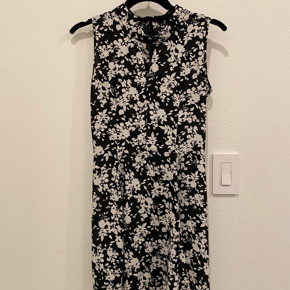 Light high neck keyhole summer dress